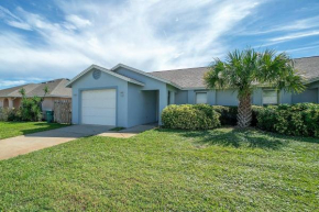 Relaxing Cottage - HEATED POOL - Walk to the Beach - Dog Friendly